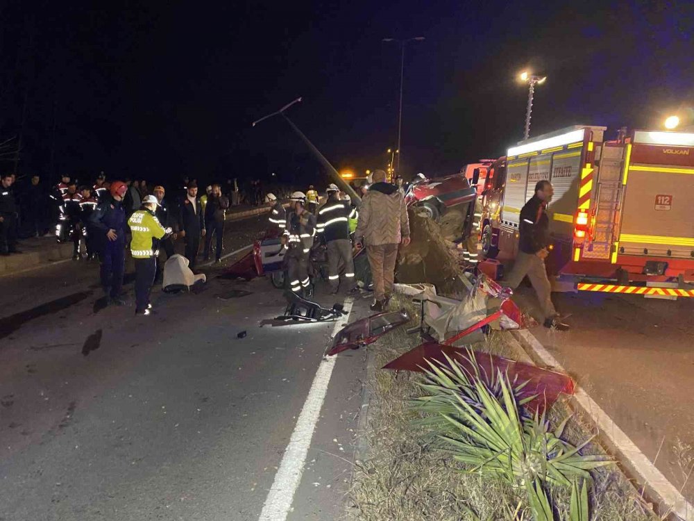 Ehliyetsiz sürücü otomobili direğe çarptı! Paramparça olan araçta Mustafa Alaoğlu öldü, 3 genç yaralı