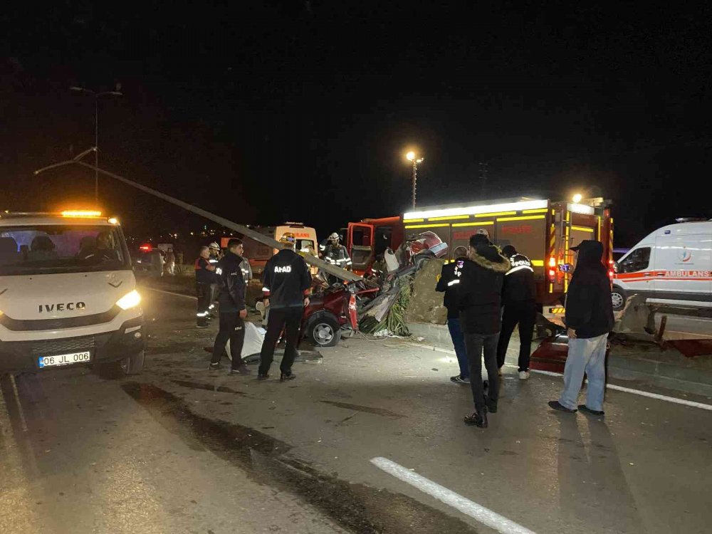 Ehliyetsiz sürücü otomobili direğe çarptı! Paramparça olan araçta Mustafa Alaoğlu öldü, 3 genç yaralı