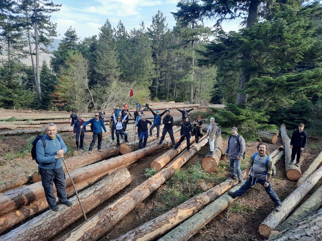 Doğa tutkunları eşsiz manzara eşliğinde 20 kilometre yürüdü