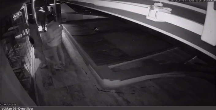Dükkân camlarını spreyle boyadılar, marifetlerini kayıt altına aldılar