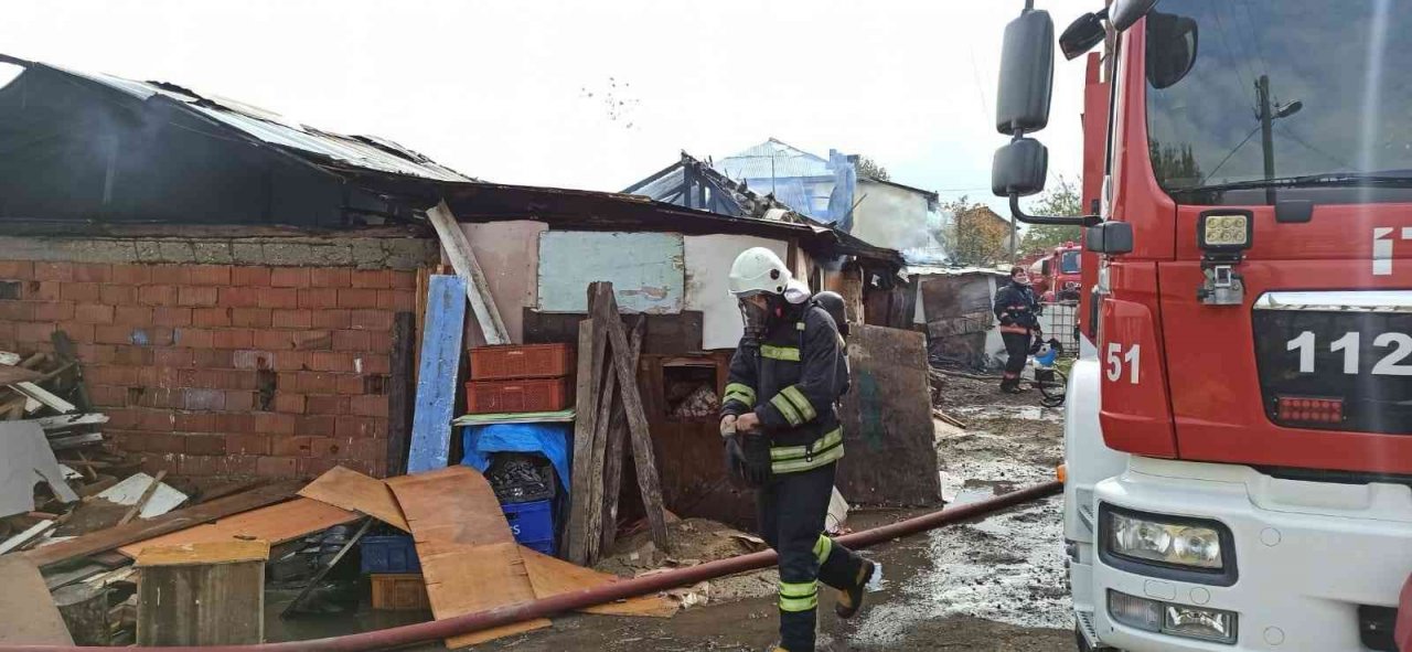 Yanan ahır alev topuna döndü