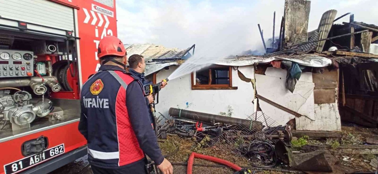 Yanan ahır alev topuna döndü