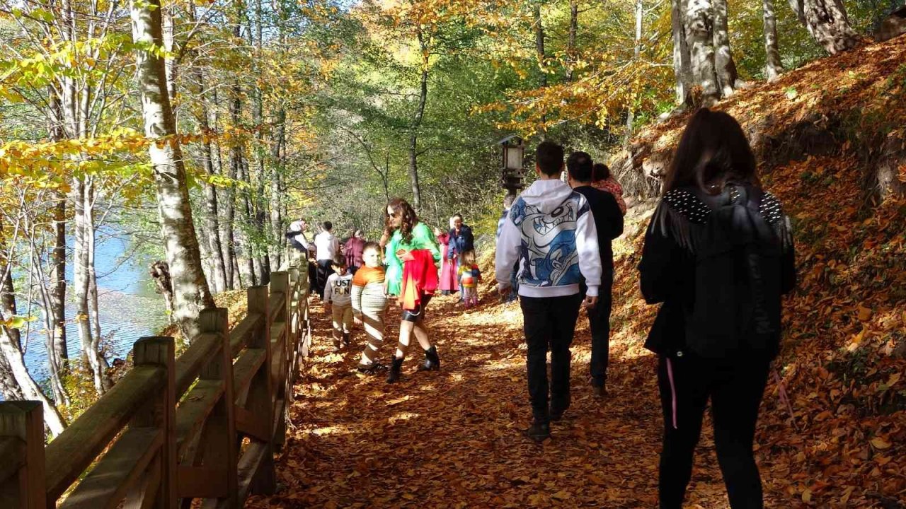 Ulugöl’de eşsiz renk cümbüşü: Günde 6 bin kişi geziyor