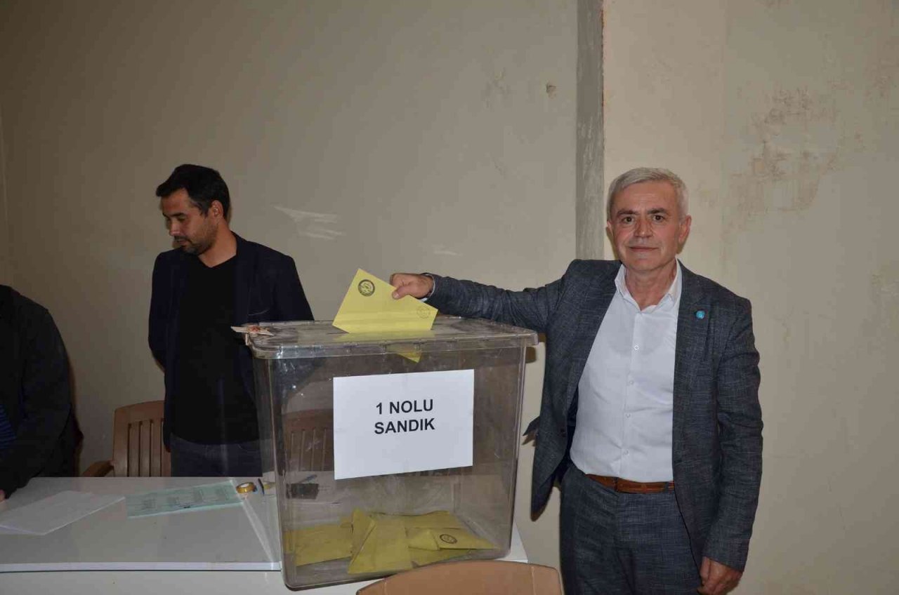 Kırkağaç İYİ Parti’de Levent Komşu güven tazeledi