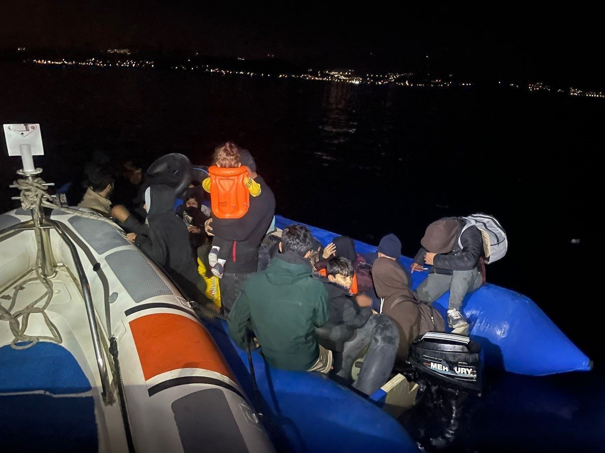İzmir açıklarında 138 düzensiz göçmen kurtarıldı, 75 göçmen yakalandı