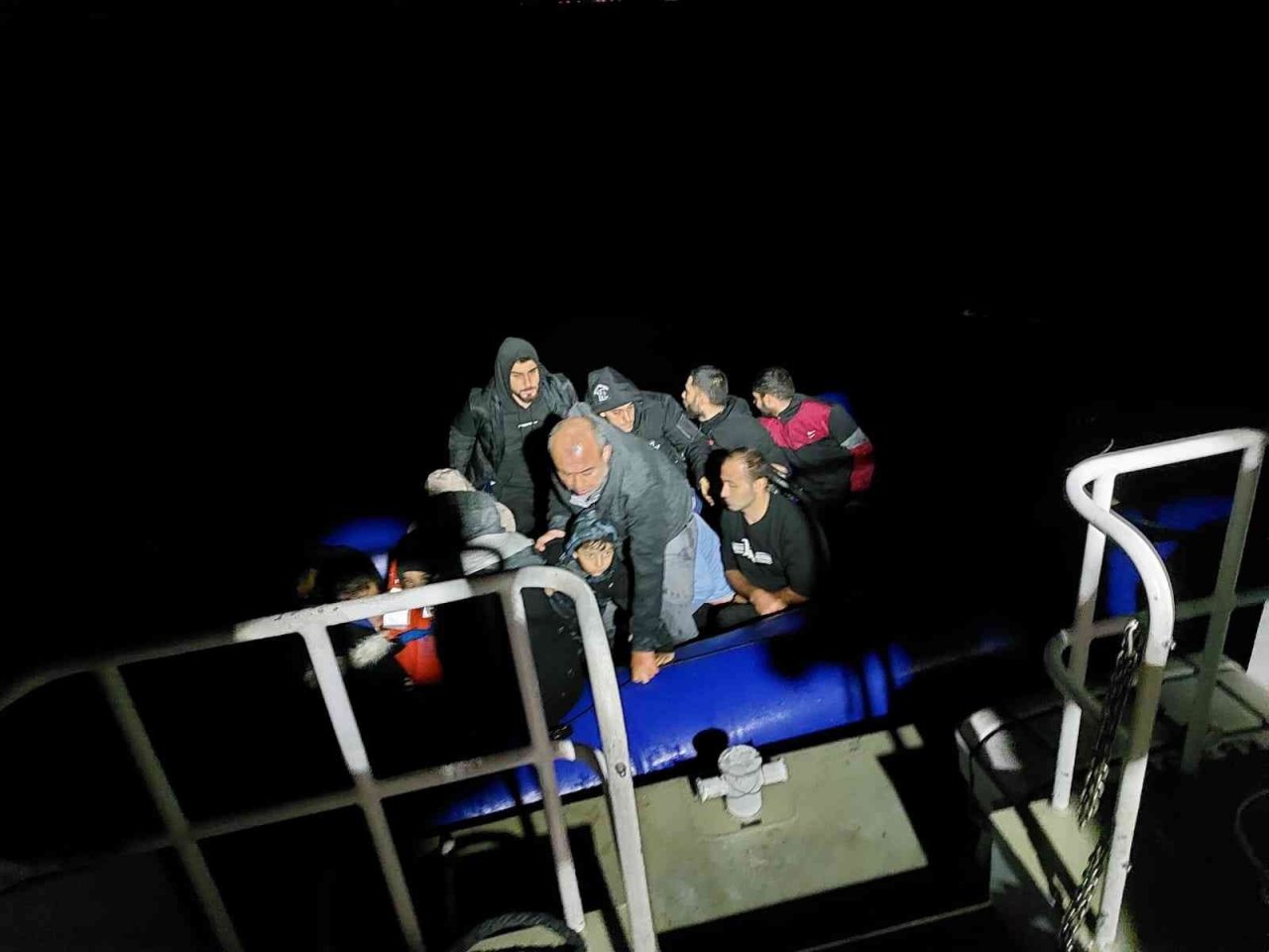 İzmir açıklarında 138 düzensiz göçmen kurtarıldı, 75 göçmen yakalandı