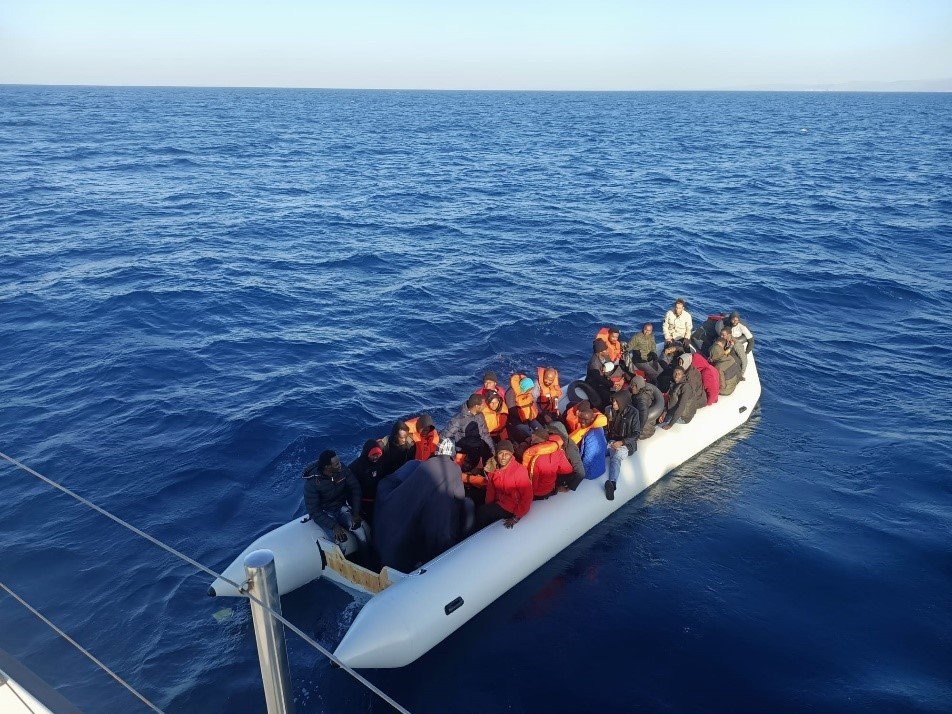 İzmir açıklarında 138 düzensiz göçmen kurtarıldı, 75 göçmen yakalandı