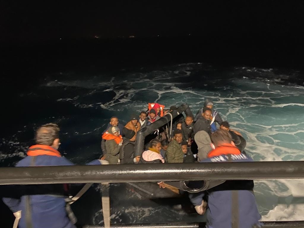 İzmir açıklarında 138 düzensiz göçmen kurtarıldı, 75 göçmen yakalandı