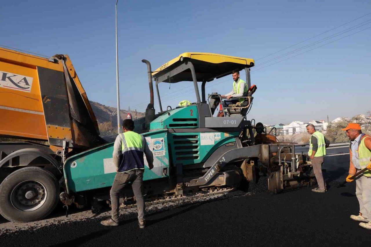 Başkan Büyükkılıç: “Fatih Sultan Mehmet Bulvarı’nda 7 bin ton asfalt döküyoruz”