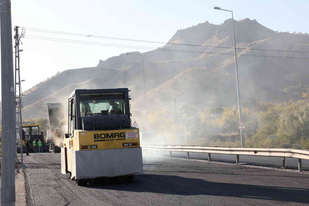 Başkan Büyükkılıç: “Fatih Sultan Mehmet Bulvarı’nda 7 bin ton asfalt döküyoruz”