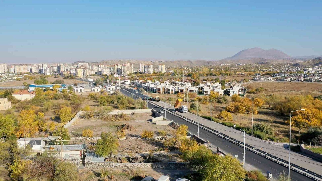 Başkan Büyükkılıç: “Fatih Sultan Mehmet Bulvarı’nda 7 bin ton asfalt döküyoruz”