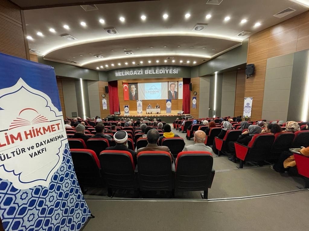 Prof. Dr. Muhittin Ataman; ’Uluslararası Sistemdeki Dönüşüm ve Türkiye’ konulu seminere katıldı