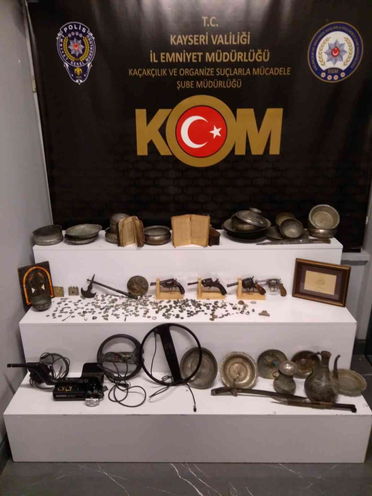 Müze gibi eve polis baskını