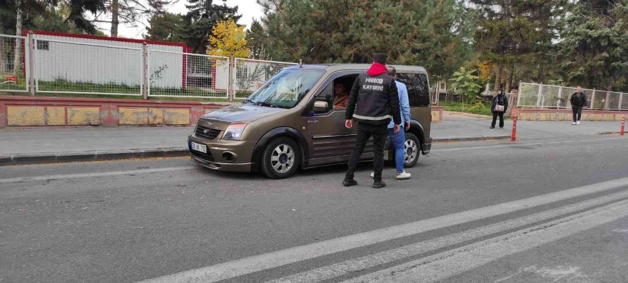 Narkotik Polisi Öğrencilerin Zehirlenmesine İzin Vermiyor
