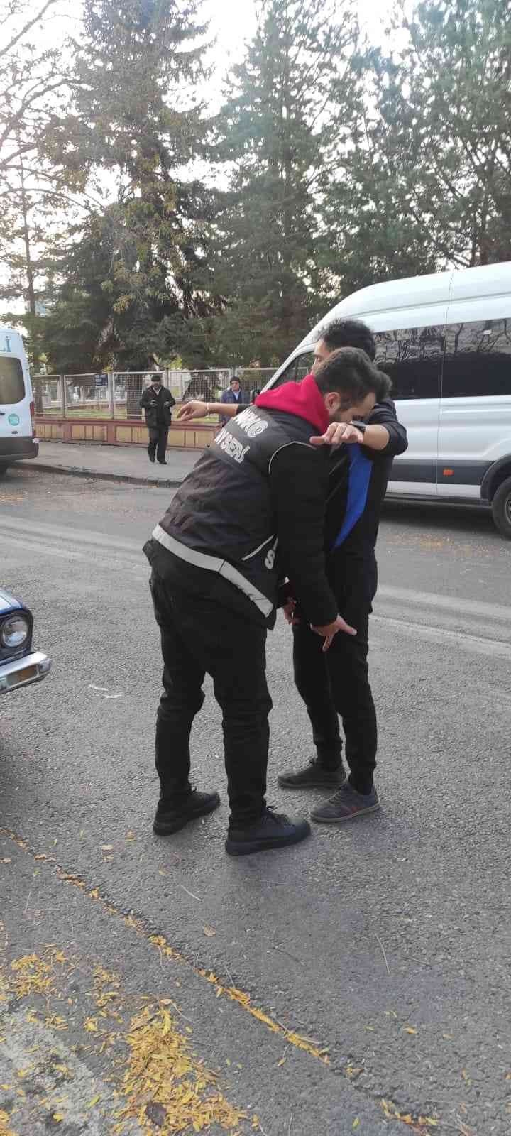 Narkotik Polisi Öğrencilerin Zehirlenmesine İzin Vermiyor