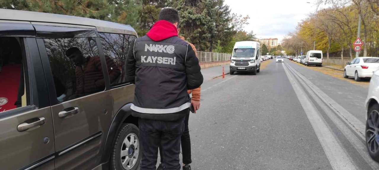 Narkotik Polisi Öğrencilerin Zehirlenmesine İzin Vermiyor