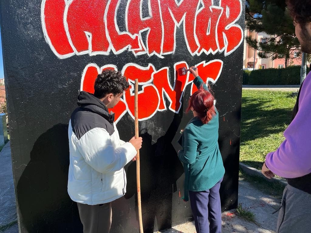 Mahalleyi güzelleştirmek için gençler ve muhtar güç birliği yaptı