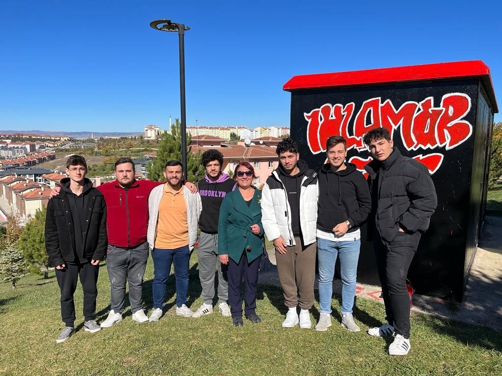 Mahalleyi güzelleştirmek için gençler ve muhtar güç birliği yaptı