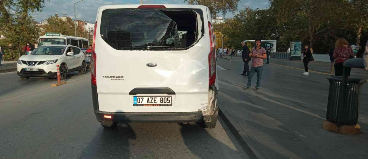 Panelvana arkadan çarpıp kaskıyla camı patlattı