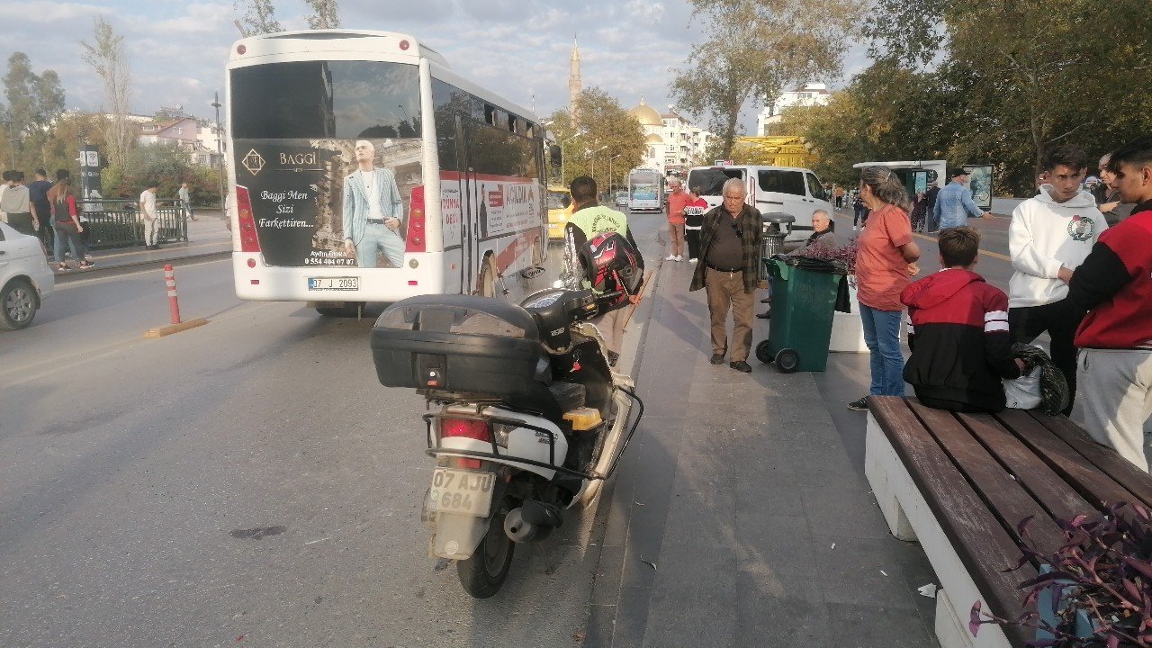 Panelvana arkadan çarpıp kaskıyla camı patlattı