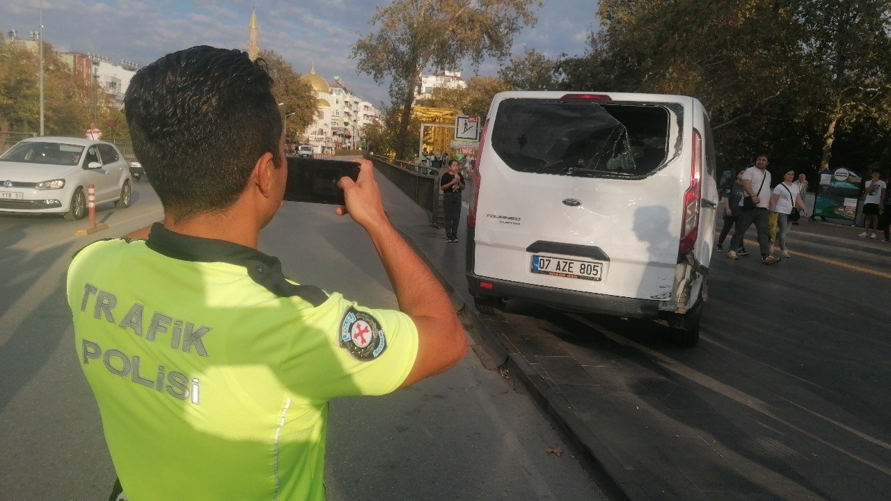 Panelvana arkadan çarpıp kaskıyla camı patlattı