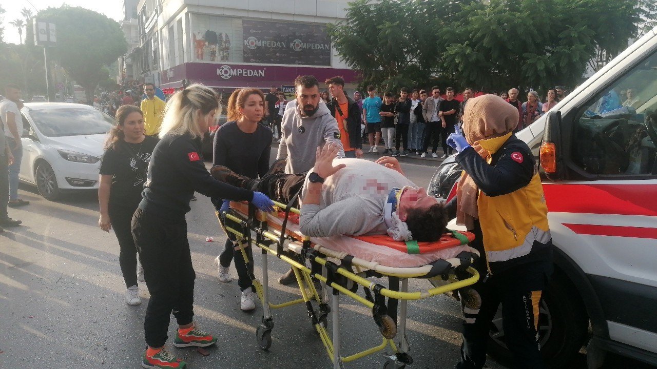 Panelvana arkadan çarpıp kaskıyla camı patlattı