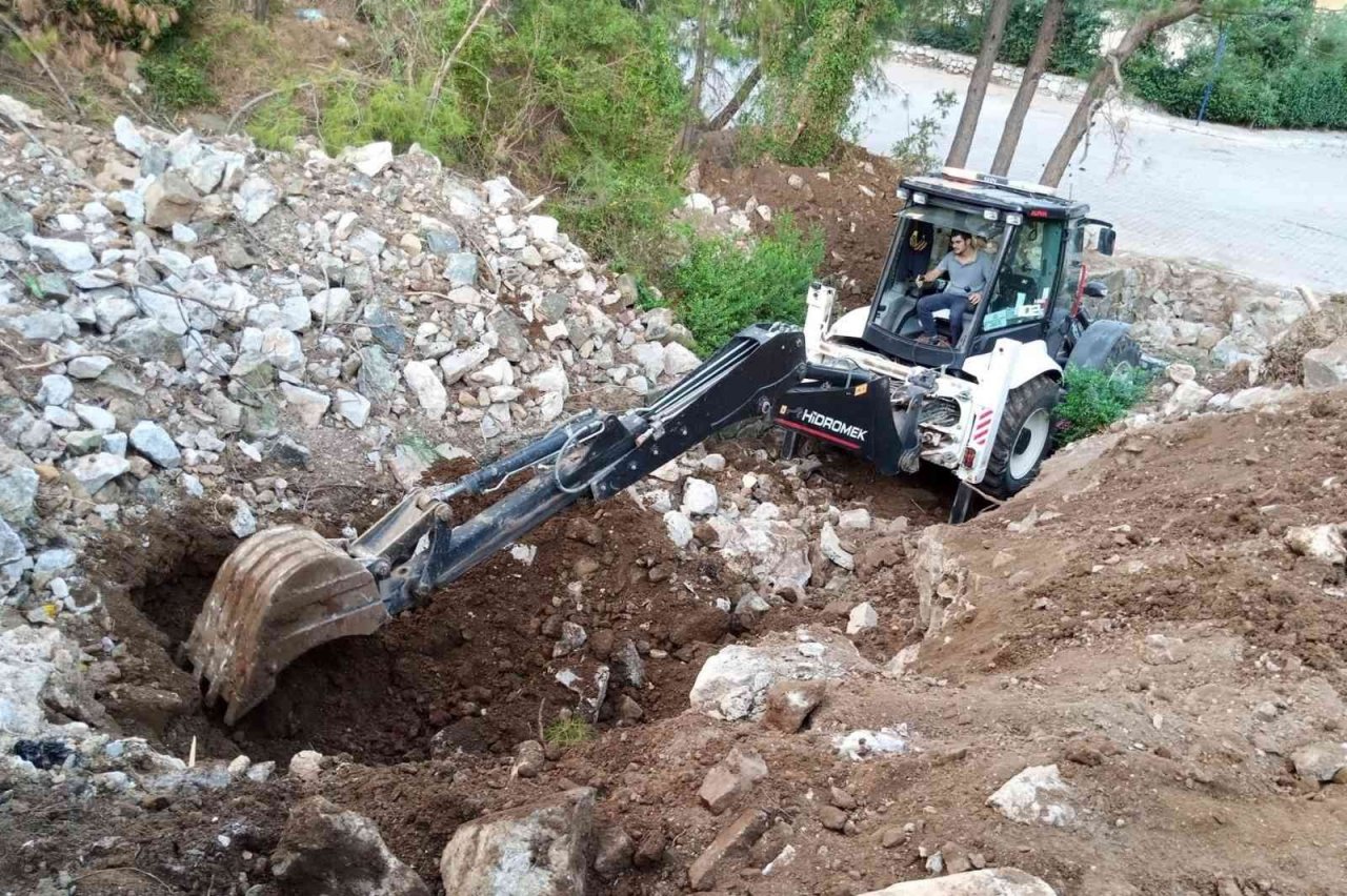 Marmaris’te belediye ekiplerinin yağmur mesaisi