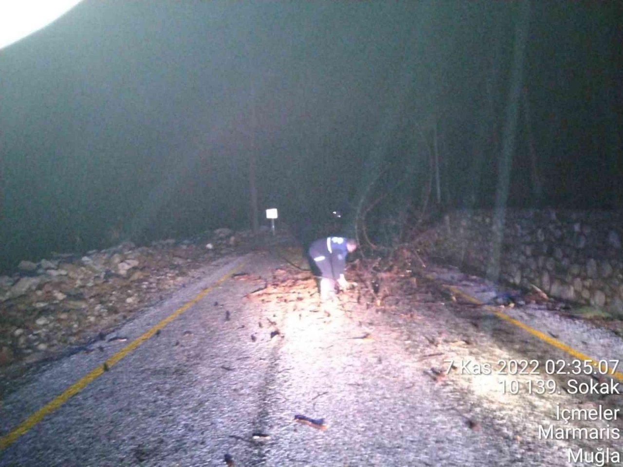 Marmaris’te belediye ekiplerinin yağmur mesaisi