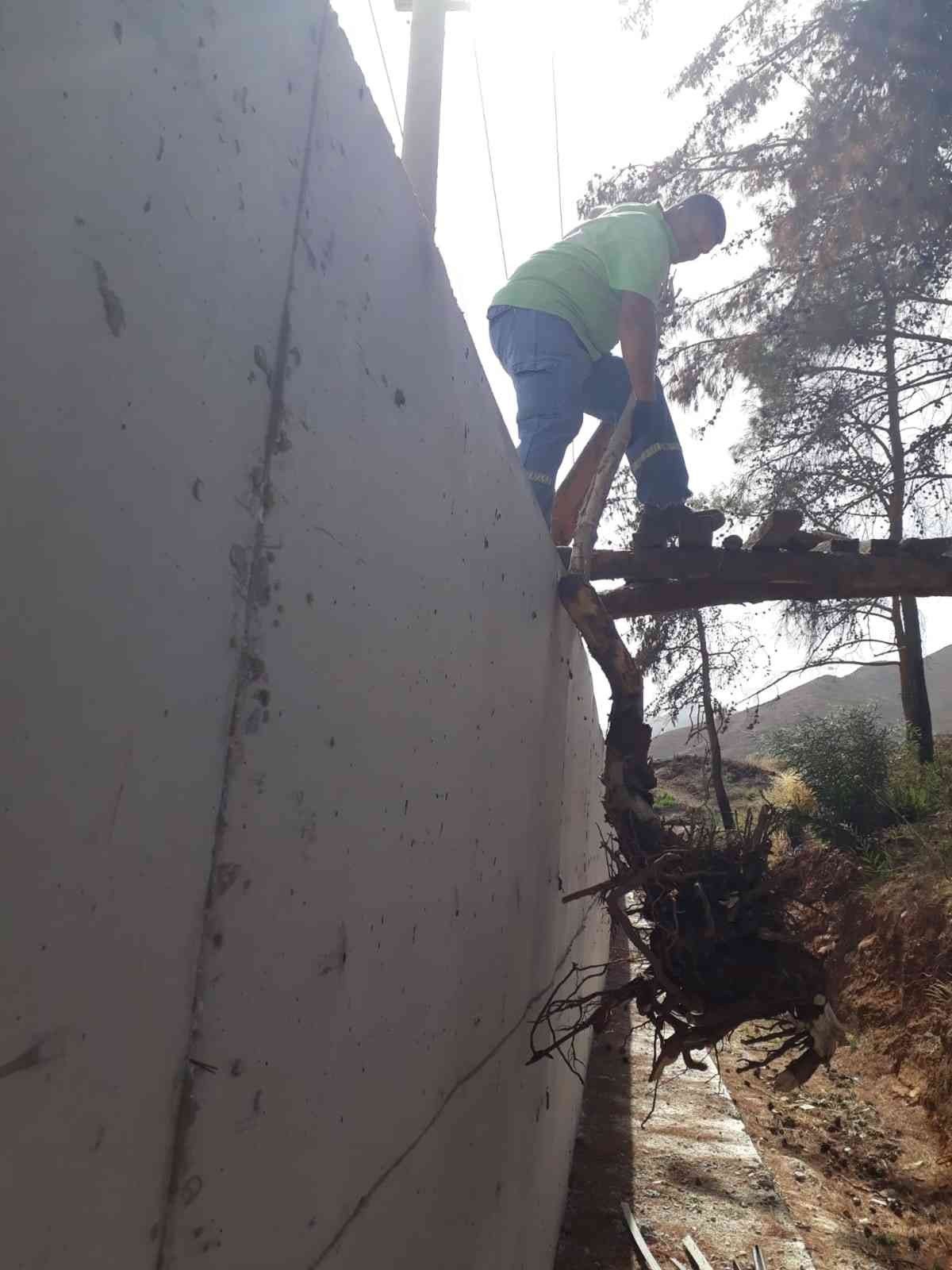 Marmaris’te belediye ekiplerinin yağmur mesaisi