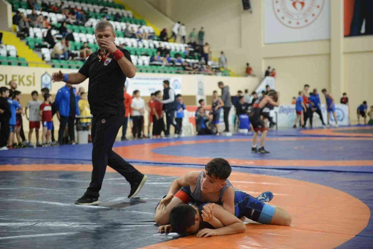 Güreş minderinde ‘Yıldırım’ fırtınası