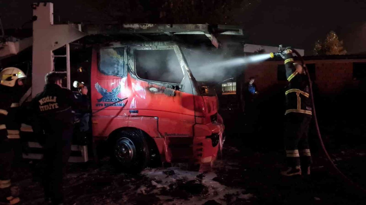 Park halindeki kamyon kundaklandı