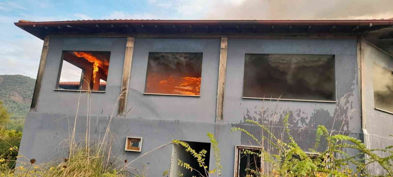 Kullanılmayan 2 katlı binada yangın