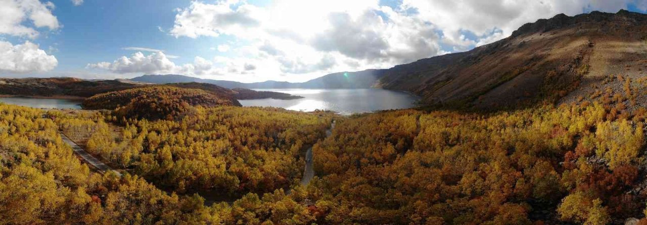 Kışa hazırlanan Nemrut Krater Gölü’nde renk cümbüşü
