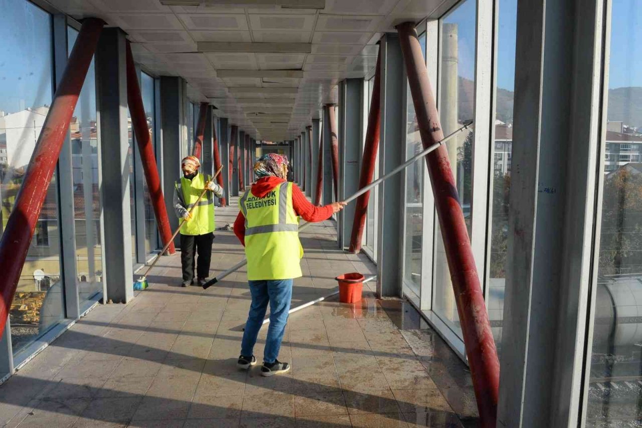 Otogarda ve üst geçitte temizlik mesaisi