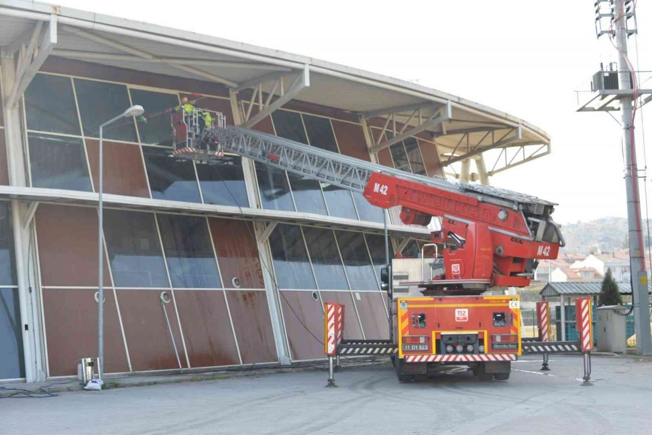 Otogarda ve üst geçitte temizlik mesaisi