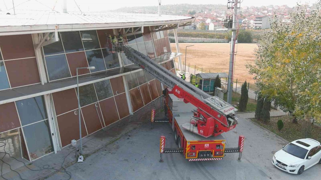 Otogarda ve üst geçitte temizlik mesaisi