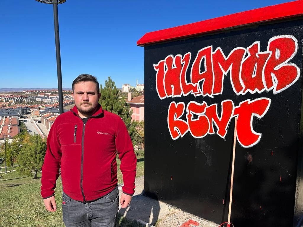 Mahalleyi güzelleştirmek için gençler ve muhtar güç birliği yaptı