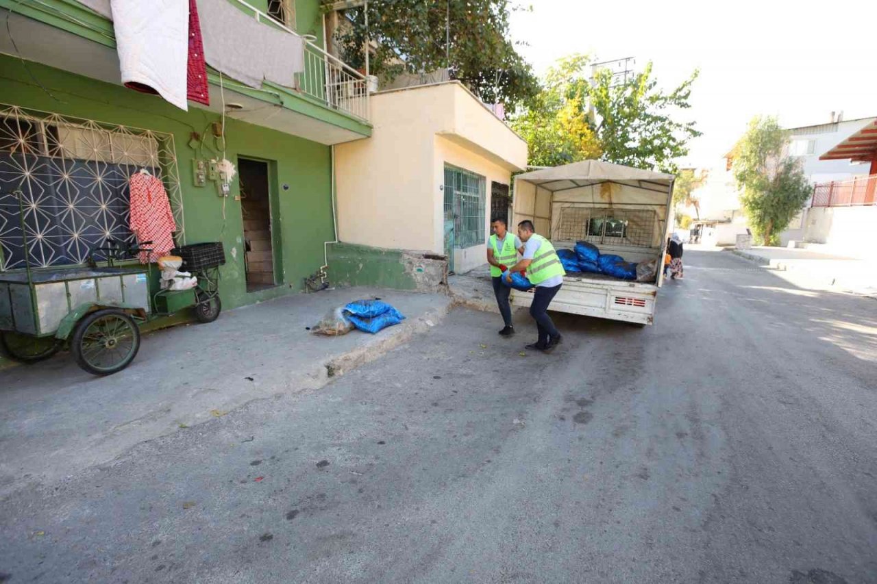 Bayraklı’da ihtiyaç sahibi ailelere yakacak desteği