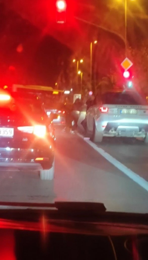 Maltepe’de sürücülerin yol ortasındaki yumruklu kavgası kamerada