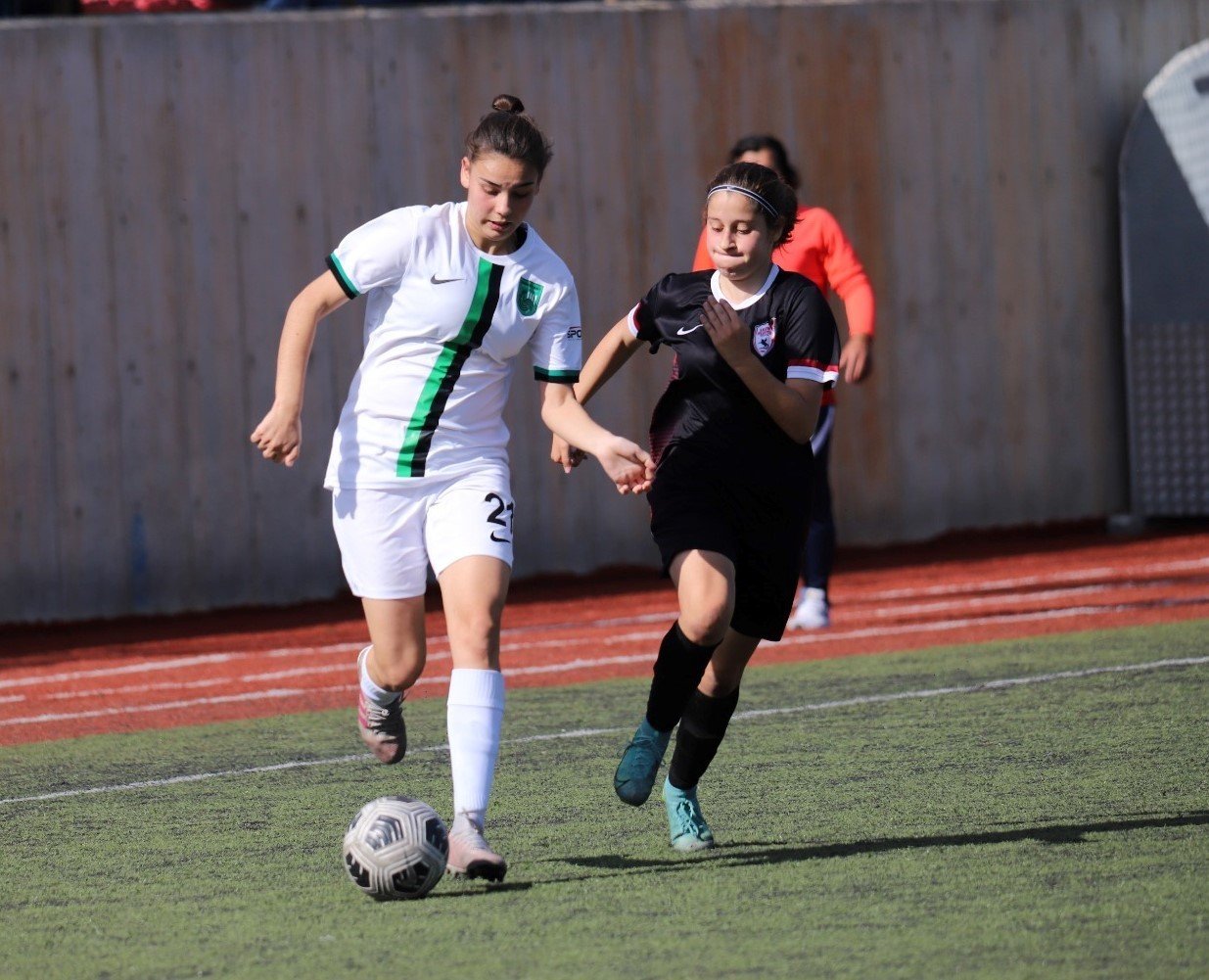 Horozkent rakibini 4 golle gönderdi