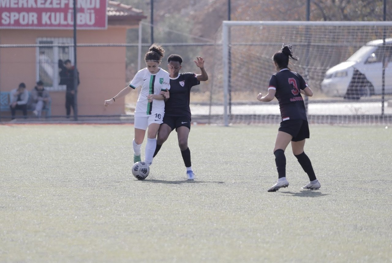 Horozkent rakibini 4 golle gönderdi