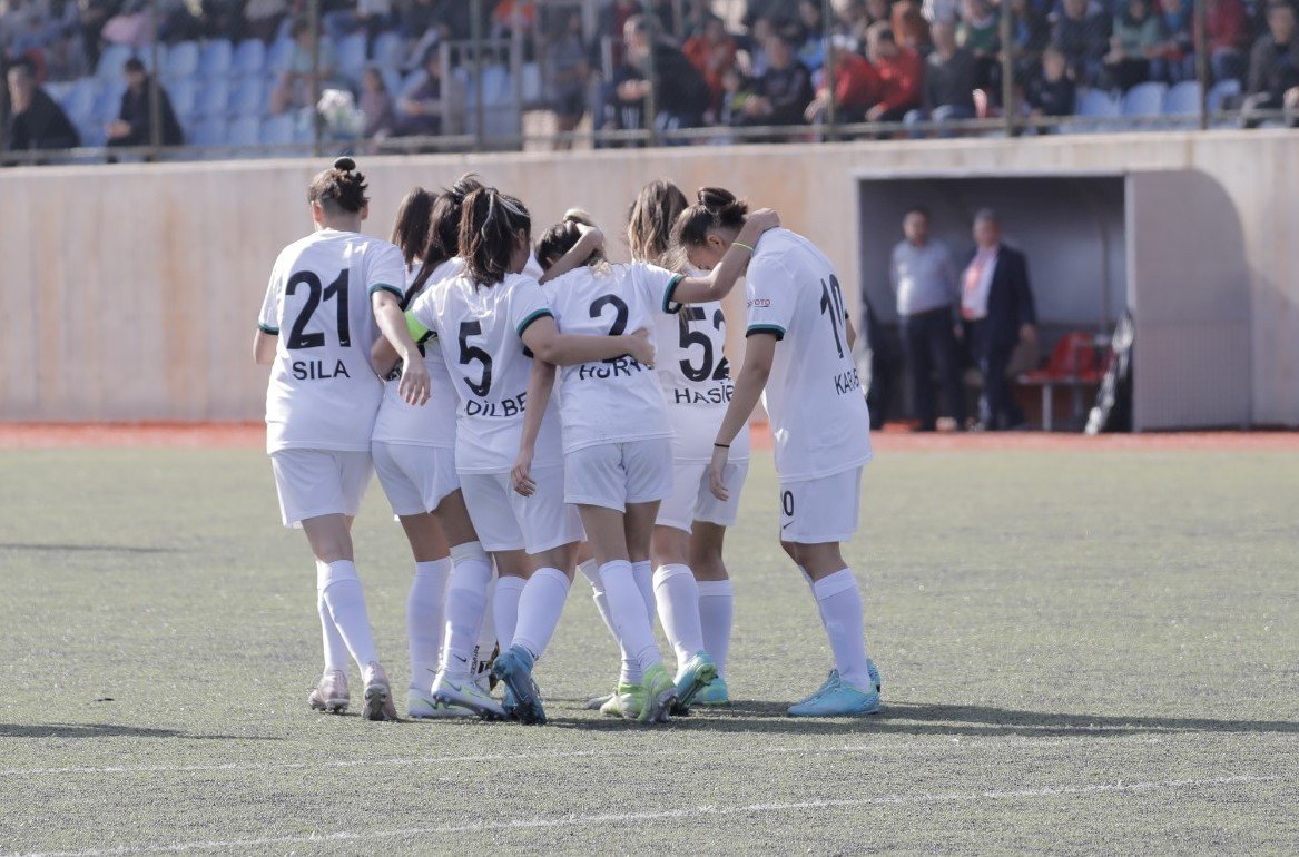 Horozkent rakibini 4 golle gönderdi