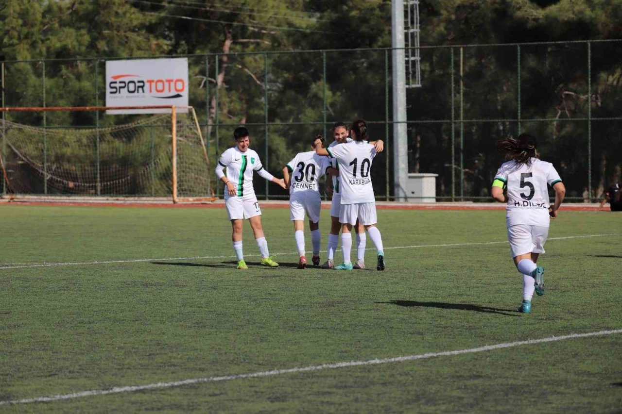 Horozkent rakibini 4 golle gönderdi