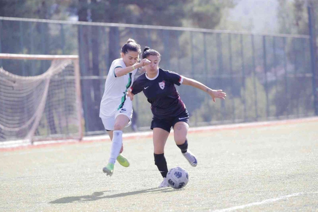 Horozkent rakibini 4 golle gönderdi