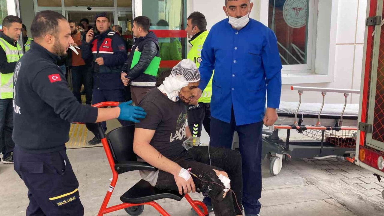 Göçmenleri taşıyan otobüs devrildi: 2 kişi öldü 40 kişi yaralandı