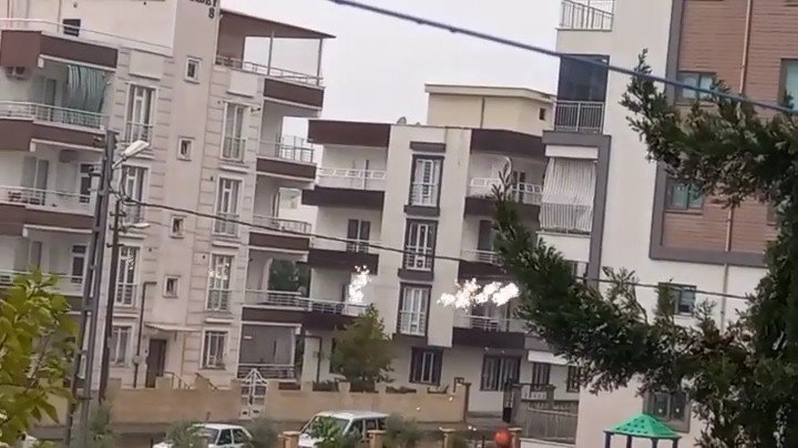 Kıvılcım atan elektrik telleri korkuttu