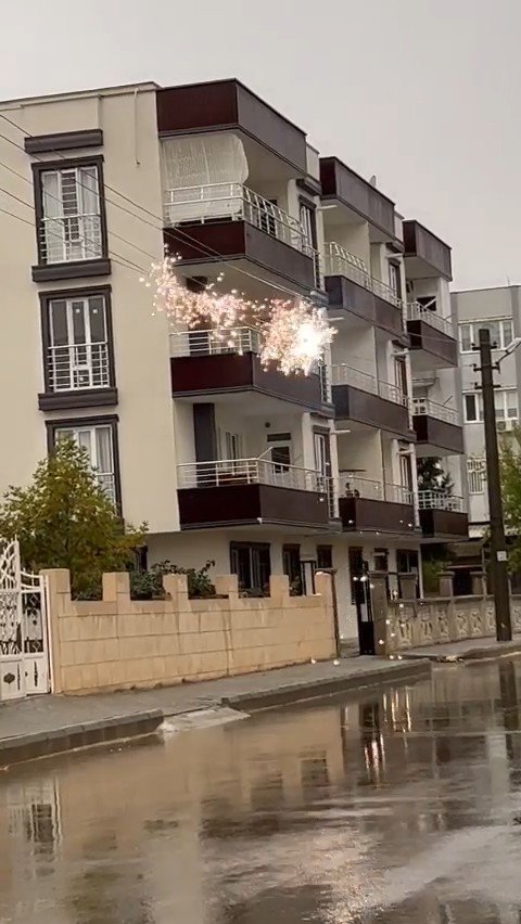 Kıvılcım atan elektrik telleri korkuttu