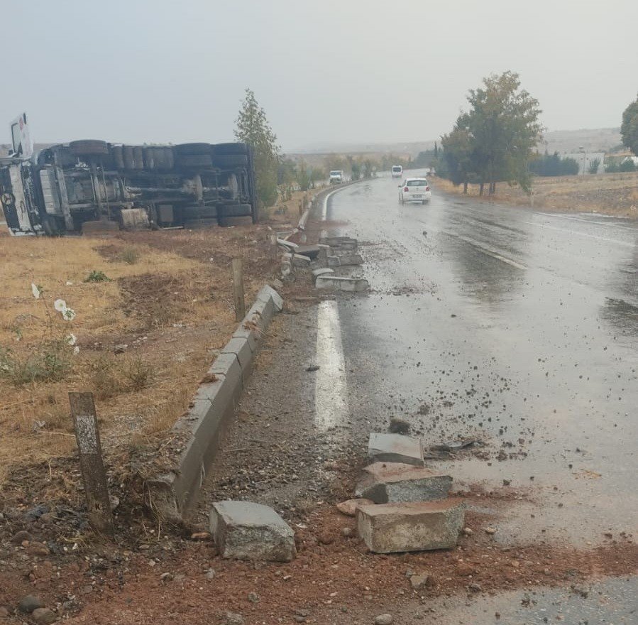 Refüje çarpan kamyon devrildi: 1 yaralı