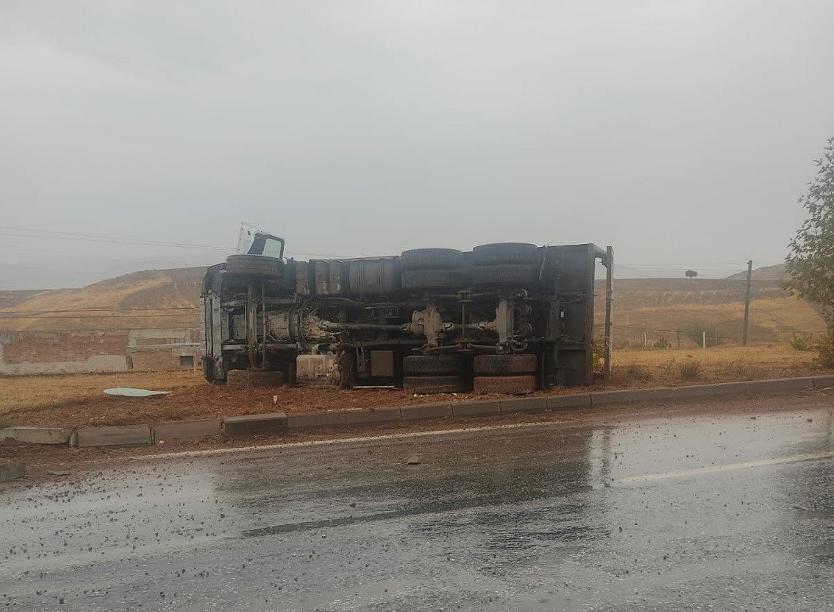 Refüje çarpan kamyon devrildi: 1 yaralı