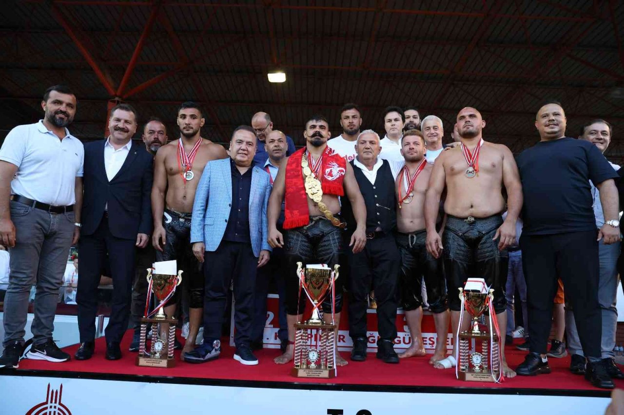 Antalya Büyükşehir güreşçileri sezona damga vurdu